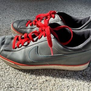 Men’s Size 9 Nike Classics Shoes